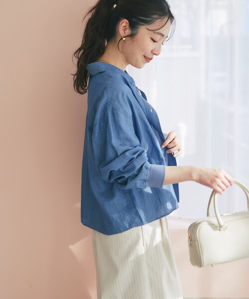 La boutique BonBon(ラブティックボンボン)の「【RISA監修・今すぐお届け!】シアーデニムショート丈袖口リブシャツ(シャツ/ブラウス・レディース・サックスブルー/ブルー系その他・FREE)」の6枚目の写真