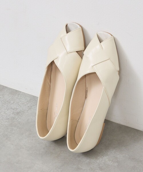 Au BANNISTER(オゥバニスター)の「【販売店舗限定】グルカモチーフパンプス(パンプス・レディース・ブルー/シルバー/ブラック/アイボリー・35/39/36/38/37)」の2枚目の写真