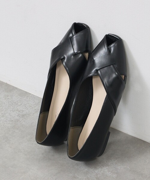 Au BANNISTER(オゥバニスター)の「【販売店舗限定】グルカモチーフパンプス(パンプス・レディース・ブルー/シルバー/ブラック/アイボリー・35/39/36/38/37)」の1枚目の写真