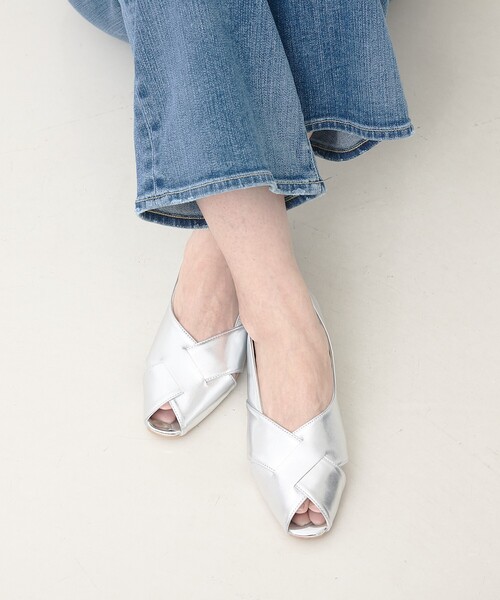 Au BANNISTER(オゥバニスター)の「【販売店舗限定】グルカモチーフパンプス(パンプス・レディース・ブルー/シルバー/ブラック/アイボリー・35/39/36/38/37)」の5枚目の写真