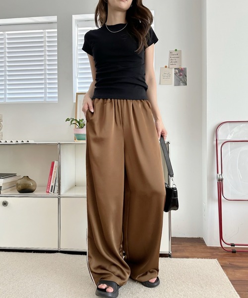 umune(ウムネ)の「サテンパンツ ラインパンツ イージーパンツ ウエストゴム ボトムス ストリート スポーティー カジュアル レディース(その他パンツ・レディース・ブラック/ベージュ/ブラウン・L/M)」の4枚目の写真