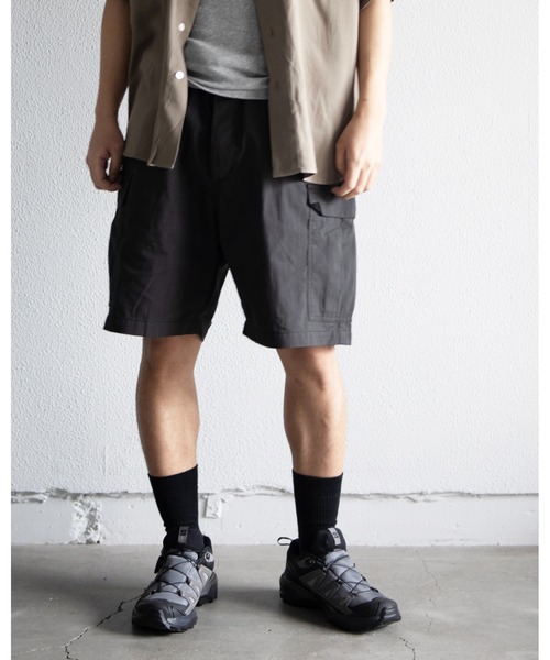 UNIVERSAL OVERALL(ユニバーサルオーバーオール)の「UNIVERSAL OVERALL / C/N CARGO SHORT / コットンナイロンカーゴショーツ(その他パンツ・メンズ・オリーブ/ブラック/ベージュ・M/L)」の2枚目の写真