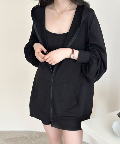 DAY CLOSET(デイ クローゼット)の「【ワンマイル対応/セットアップ/フード付き】長袖リブオーバーサイズジップパーカー+キャミソール+ショートパンツ 3点セット レディース(ルームウェア/パジャマ・レディース・ブラック/グレー・FREE)」の1枚目の写真