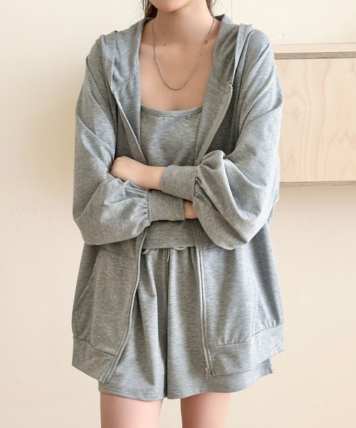 DAY CLOSET(デイ クローゼット)の「【ワンマイル対応/セットアップ/フード付き】長袖リブオーバーサイズジップパーカー+キャミソール+ショートパンツ 3点セット レディース(ルームウェア/パジャマ・レディース・ブラック/グレー・FREE)」の5枚目の写真