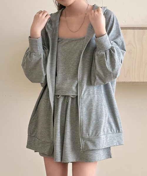 DAY CLOSET(デイ クローゼット)の「【ワンマイル対応/セットアップ/フード付き】長袖リブオーバーサイズジップパーカー+キャミソール+ショートパンツ 3点セット レディース(ルームウェア/パジャマ・レディース・ブラック/グレー・FREE)」の6枚目の写真