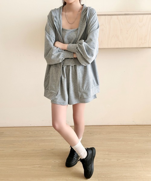 DAY CLOSET(デイ クローゼット)の「【ワンマイル対応/セットアップ/フード付き】長袖リブオーバーサイズジップパーカー+キャミソール+ショートパンツ 3点セット レディース(ルームウェア/パジャマ・レディース・ブラック/グレー・FREE)」の9枚目の写真