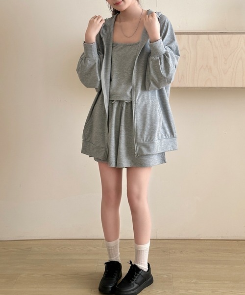 DAY CLOSET(デイ クローゼット)の「【ワンマイル対応/セットアップ/フード付き】長袖リブオーバーサイズジップパーカー+キャミソール+ショートパンツ 3点セット レディース(ルームウェア/パジャマ・レディース・ブラック/グレー・FREE)」の10枚目の写真