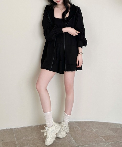 DAY CLOSET(デイ クローゼット)の「【ワンマイル対応/セットアップ/フード付き】長袖リブオーバーサイズジップパーカー+キャミソール+ショートパンツ 3点セット レディース(ルームウェア/パジャマ・レディース・ブラック/グレー・FREE)」の3枚目の写真