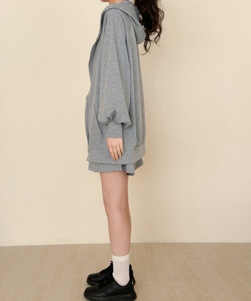 DAY CLOSET(デイ クローゼット)の「【ワンマイル対応/セットアップ/フード付き】長袖リブオーバーサイズジップパーカー+キャミソール+ショートパンツ 3点セット レディース(ルームウェア/パジャマ・レディース・ブラック/グレー・FREE)」の21枚目の写真