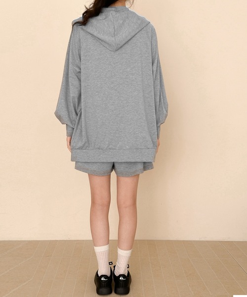 DAY CLOSET(デイ クローゼット)の「【ワンマイル対応/セットアップ/フード付き】長袖リブオーバーサイズジップパーカー+キャミソール+ショートパンツ 3点セット レディース(ルームウェア/パジャマ・レディース・ブラック/グレー・FREE)」の22枚目の写真