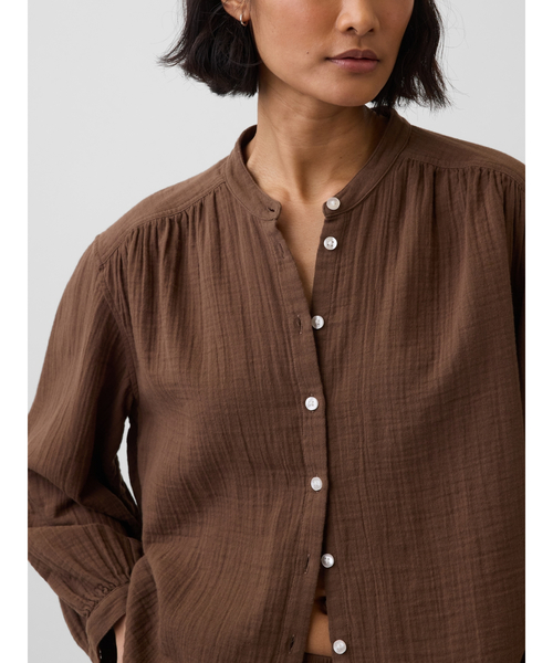 GAP(ギャップ)の「コットンガーゼ オーバーサイズ ノーカラーシャツ(シャツ/ブラウス・レディース・ホワイト/ブラウン/ブラック/レッド/グリーン/イエロー・L/M/S/XS/XXS)」の2枚目の写真
