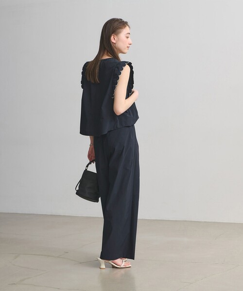 UNITED ARROWS(ユナイテッドアローズ)の「スカラップ フリル オールインワン パンツ ‐はっ水 UVカット 防しわ ウォッシャブル‐(つなぎ/オールインワン・レディース・ネイビー/ブラック・36/38)」の2枚目の写真