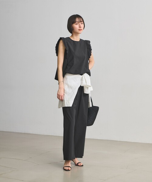 UNITED ARROWS(ユナイテッドアローズ)の「スカラップ フリル オールインワン パンツ ‐はっ水 UVカット 防しわ ウォッシャブル‐(つなぎ/オールインワン・レディース・ネイビー/ブラック・36/38)」の1枚目の写真