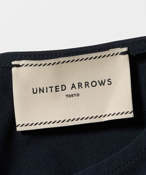 UNITED ARROWS(ユナイテッドアローズ)の「スカラップ フリル オールインワン パンツ ‐はっ水 UVカット 防しわ ウォッシャブル‐(つなぎ/オールインワン・レディース・ネイビー/ブラック・36/38)」の4枚目の写真