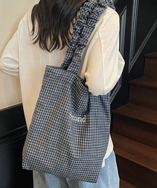Vipoa(ヴィポア)の「Second logo check tote bag(トートバッグ・レディース・アイボリー/ホワイト/ブルー/ブラック/グリーン・ONE SIZE)」の11枚目の写真