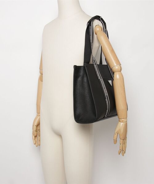 Guess(ゲス)の「JACKIE Tote トートバッグ(トートバッグ・レディース・ブラック系その他・ONE SIZE)」の2枚目の写真