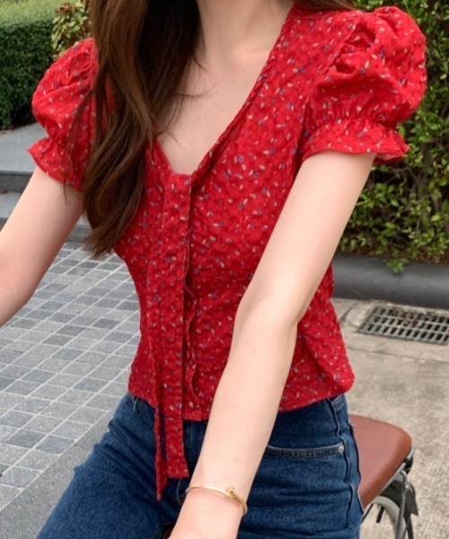 AMAJI(アマジ)の「Vネック パフスリーブ リボン付き ショート丈ブラウス(シャツ/ブラウス・レディース・ホワイト/レッド・FREE)」の5枚目の写真