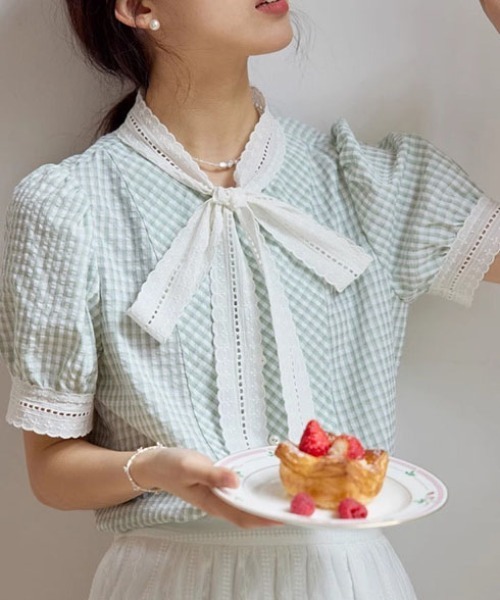 &soiree(アンドソワレ)の「ボウタイレースチェック柄半袖ブラウス(シャツ/ブラウス・レディース・ブラック/グリーン・SMALL/LARGE/MEDIUM)」の2枚目の写真