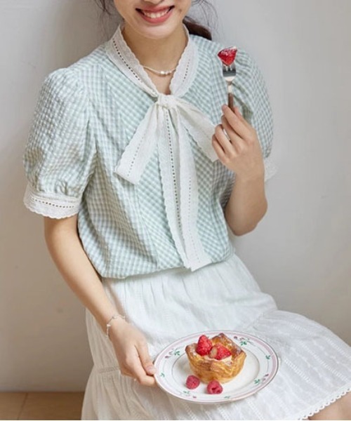 &soiree(アンドソワレ)の「ボウタイレースチェック柄半袖ブラウス(シャツ/ブラウス・レディース・ブラック/グリーン・SMALL/LARGE/MEDIUM)」の3枚目の写真