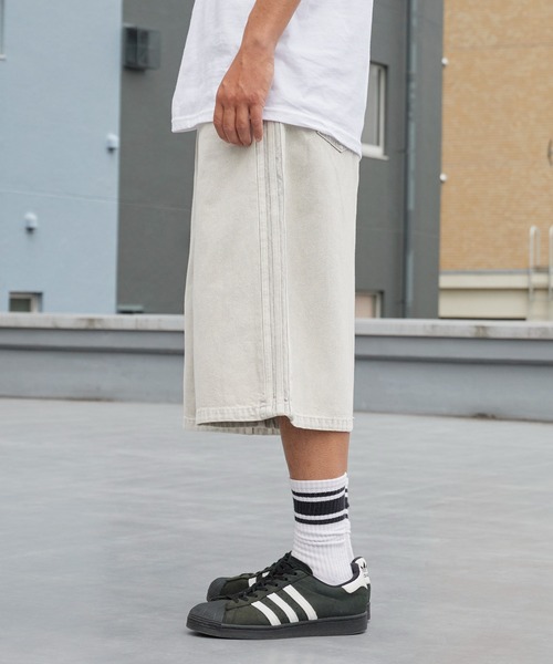 adidas(アディダス)の「adidas/アディダス FIREBIRD MID RISE DENIM JORTS ファイヤーバード ミッドライズ デニム ショートパンツ ハーフパンツ サイドラインパンツ 秋 秋服 2026年秋冬(デニムパンツ・メンズ・グレー・S/M/L/XS)」の13枚目の写真