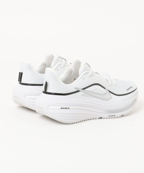NIKE（ナイキ）の「NIKE ナイキ W AIR WINFLO 12 レディーススニーカー ランニングシューズ 厚底(Wエアウィンフロー12) HV9273-106 サミットホワイト/メタリックシルバー（スニーカー・レディース・ホワイト系その他・25.0cm/24.5cm/24.0cm/23.5cm/23.0cm/22.5cm）」の2枚目の写真