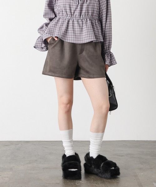 Honeys(ハニーズ)の「スエードショートパンツ(その他パンツ・レディース・ブラウン/ベージュ・L/LL/M/S/SS)」の1枚目の写真