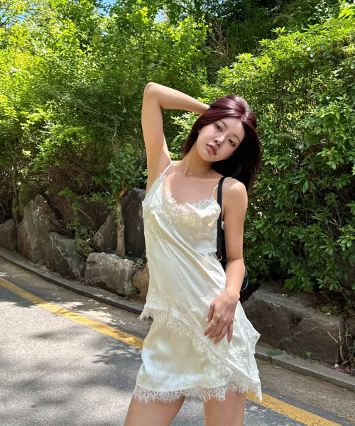 PROJECT WAVE（プロジェクトウェーブ）の「Cilly Satin Top [IVORY]（Tシャツ/カットソー・レディース・ブラック/Beige/アイボリー・MEDIUM/SMALL）」の9枚目の写真