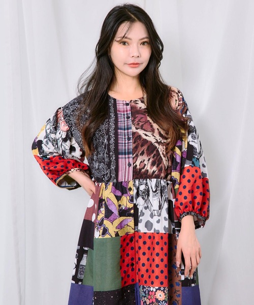 ScoLar(スカラー)の「163613:POPコラージュ総柄シャツワンピース(ワンピース・レディース・ネイビー/ブラック・M)」の2枚目の写真