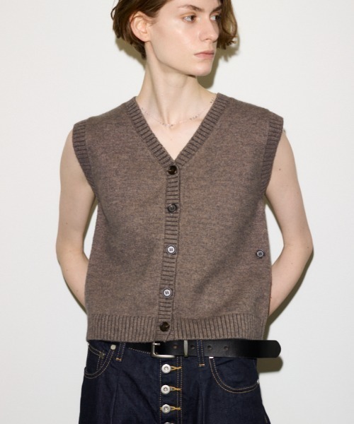 THROW by SLY(スローバイスライ)の「THROW 2WAY BUTTON KNIT VEST 2ウェイボタンニットベスト 秋服(ベスト・レディース・グレイッシュベージュ/ブラック・FREE)」の2枚目の写真