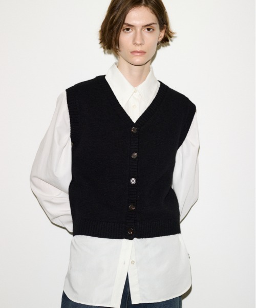 THROW by SLY(スローバイスライ)の「THROW 2WAY BUTTON KNIT VEST 2ウェイボタンニットベスト 秋服(ベスト・レディース・グレイッシュベージュ/ブラック・FREE)」の1枚目の写真