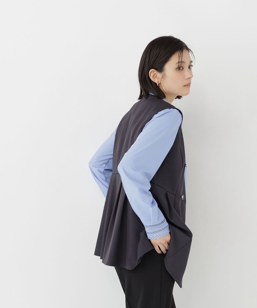NATURAL BEAUTY BASIC（ナチュラルビューティーベーシック）の「ノーカラータックジレ（ベスト・レディース・ベージュ/チャコールグレー・MEDIUM/SMALL）」の5枚目の写真