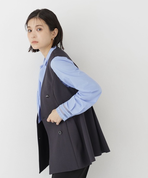 NATURAL BEAUTY BASIC（ナチュラルビューティーベーシック）の「ノーカラータックジレ（ベスト・レディース・ベージュ/チャコールグレー・MEDIUM/SMALL）」の8枚目の写真