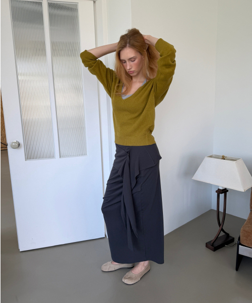 ASURA（アスラ）の「PURE WOOL DEEP V KNIT (OLIVE)（ニット/セーター・レディース・その他・OS）」の2枚目の写真
