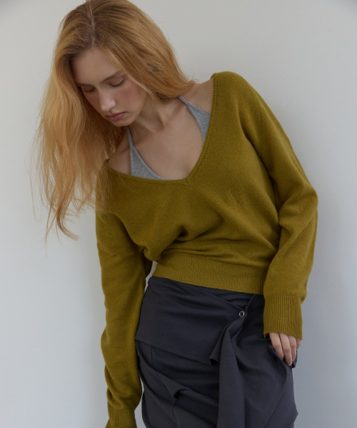 ASURA（アスラ）の「PURE WOOL DEEP V KNIT (OLIVE)（ニット/セーター・レディース・その他・OS）」の4枚目の写真
