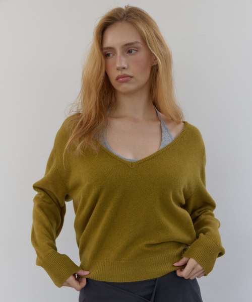 ASURA（アスラ）の「PURE WOOL DEEP V KNIT (OLIVE)（ニット/セーター・レディース・その他・OS）」の5枚目の写真