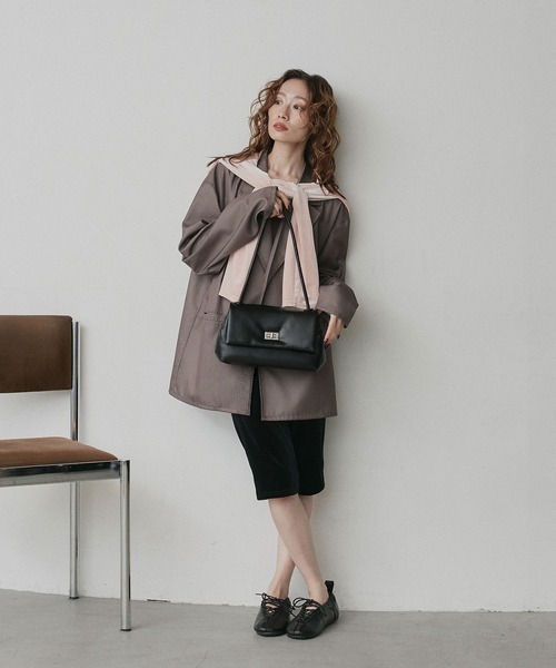 ad thie(アドティエ)の「スクエアフラップバックル ショルダー バック(ハンドバッグ・レディース・ブラック/ブラウン/ベージュ・FREE)」の4枚目の写真