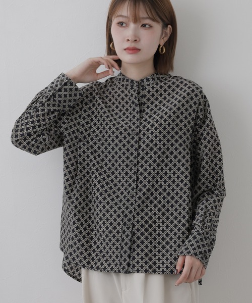 EGLANTINE(エグランティーヌ)の「EGLANTINE 幾何柄バンドカラーブラウス(シャツ/ブラウス・レディース・ブラック/カーキ/ベージュ・38)」の8枚目の写真
