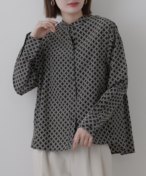 EGLANTINE(エグランティーヌ)の「EGLANTINE 幾何柄バンドカラーブラウス(シャツ/ブラウス・レディース・ブラック/カーキ/ベージュ・38)」の4枚目の写真
