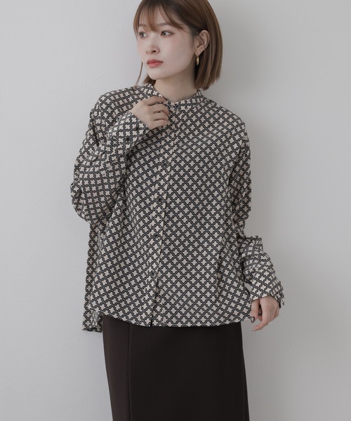 EGLANTINE(エグランティーヌ)の「EGLANTINE 幾何柄バンドカラーブラウス(シャツ/ブラウス・レディース・ブラック/カーキ/ベージュ・38)」の17枚目の写真