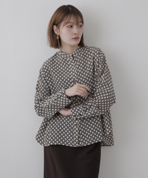 EGLANTINE(エグランティーヌ)の「EGLANTINE 幾何柄バンドカラーブラウス(シャツ/ブラウス・レディース・ブラック/カーキ/ベージュ・38)」の18枚目の写真