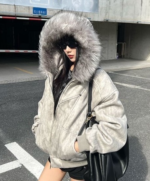 AVYL（アヴィル）の「ボリュームファーフードウォッシュドスエードジップブルゾン（その他アウター・レディース・ブラック/グレー・M）」の3枚目の写真