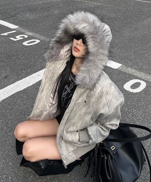 AVYL（アヴィル）の「ボリュームファーフードウォッシュドスエードジップブルゾン（その他アウター・レディース・ブラック/グレー・M）」の5枚目の写真