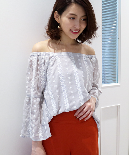 N.(N. Natural Beauty Basic)(エヌエヌナチュラルビューティーベーシック)の「エンブロイダリーオフショルフレアスリーブ(シャツ/ブラウス・レディース・ブラック/グレー/ホワイト・MEDIUM)」の3枚目の写真