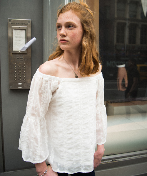 N.(N. Natural Beauty Basic)(エヌエヌナチュラルビューティーベーシック)の「エンブロイダリーオフショルフレアスリーブ(シャツ/ブラウス・レディース・ブラック/グレー/ホワイト・MEDIUM)」の1枚目の写真