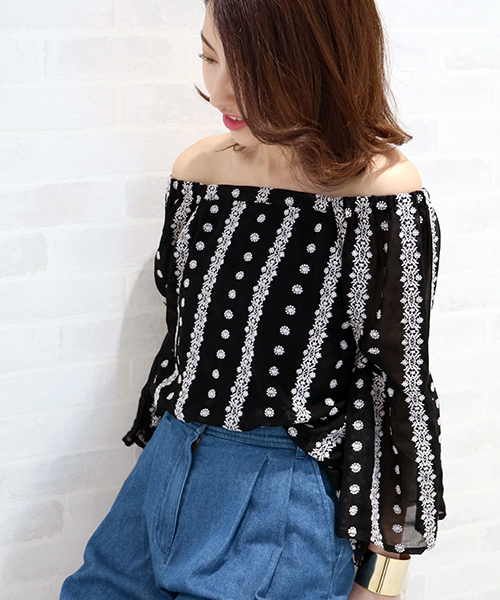 N.(N. Natural Beauty Basic)(エヌエヌナチュラルビューティーベーシック)の「エンブロイダリーオフショルフレアスリーブ(シャツ/ブラウス・レディース・ブラック/グレー/ホワイト・MEDIUM)」の2枚目の写真