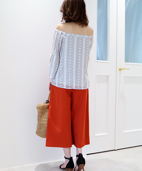 N.(N. Natural Beauty Basic)(エヌエヌナチュラルビューティーベーシック)の「エンブロイダリーオフショルフレアスリーブ(シャツ/ブラウス・レディース・ブラック/グレー/ホワイト・MEDIUM)」の8枚目の写真