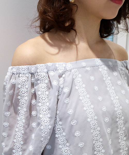 N.(N. Natural Beauty Basic)(エヌエヌナチュラルビューティーベーシック)の「エンブロイダリーオフショルフレアスリーブ(シャツ/ブラウス・レディース・ブラック/グレー/ホワイト・MEDIUM)」の9枚目の写真