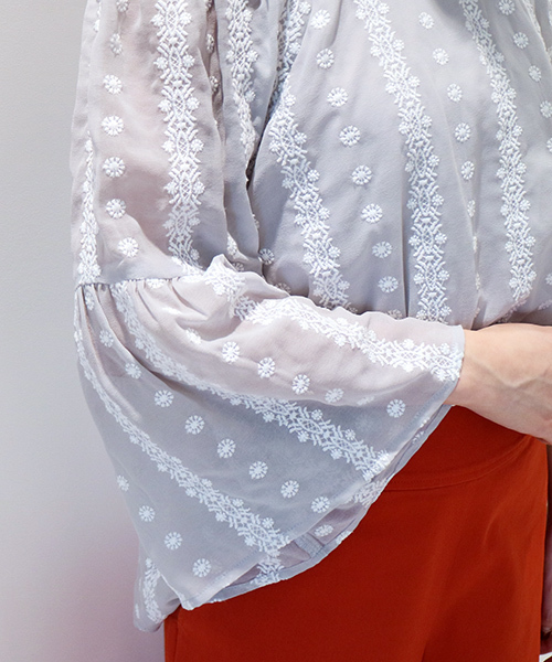 N.(N. Natural Beauty Basic)(エヌエヌナチュラルビューティーベーシック)の「エンブロイダリーオフショルフレアスリーブ(シャツ/ブラウス・レディース・ブラック/グレー/ホワイト・MEDIUM)」の10枚目の写真