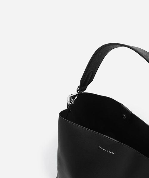 CHARLES & KEITH(チャールズ & キース)の「ベーシックホーボーバッグ / BASIC HOBO BAG(ショルダーバッグ・レディース・ブラック/ライトベージュ/グレー・XL)」の15枚目の写真