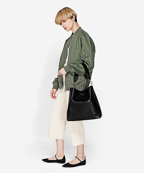 CHARLES & KEITH(チャールズ & キース)の「ベーシックホーボーバッグ / BASIC HOBO BAG(ショルダーバッグ・レディース・ブラック/ライトベージュ/グレー・XL)」の14枚目の写真